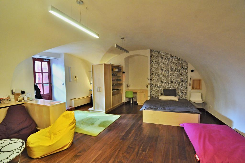 Apartment Trziste Prag Exteriör bild