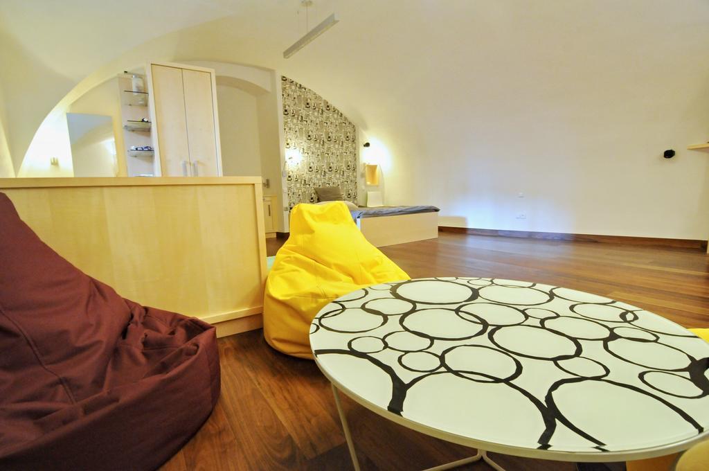 Apartment Trziste Prag Exteriör bild