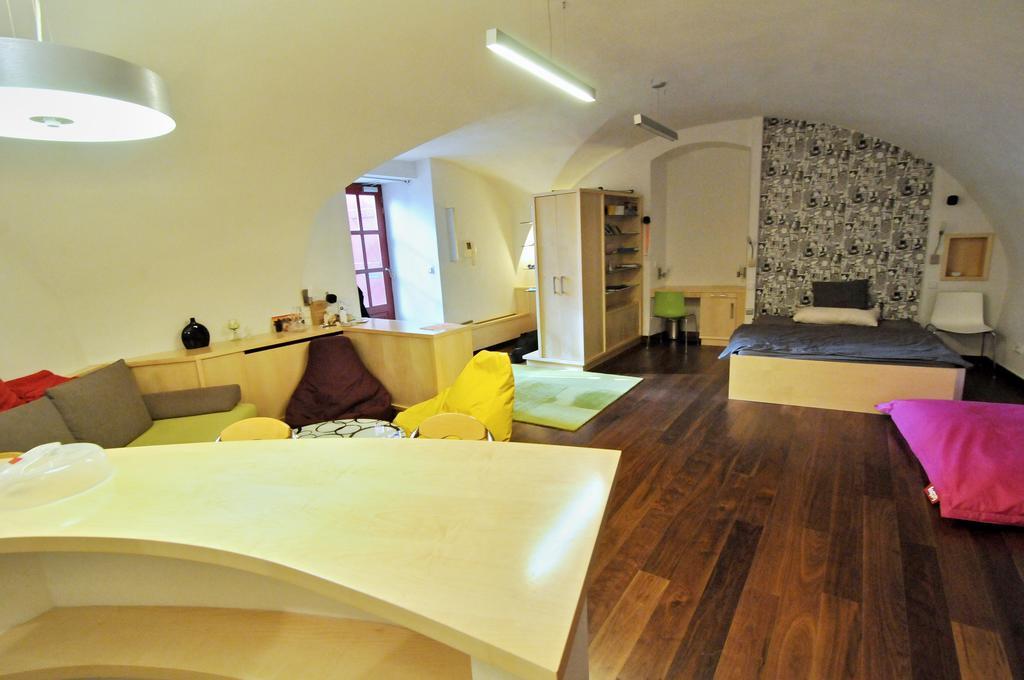 Apartment Trziste Prag Exteriör bild