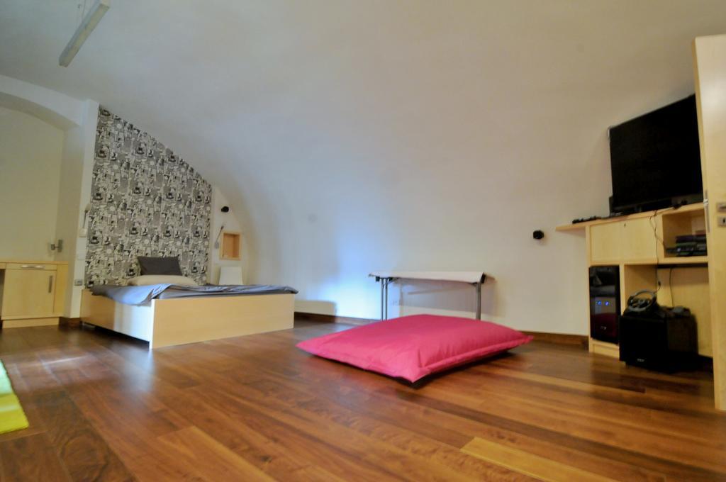 Apartment Trziste Prag Exteriör bild
