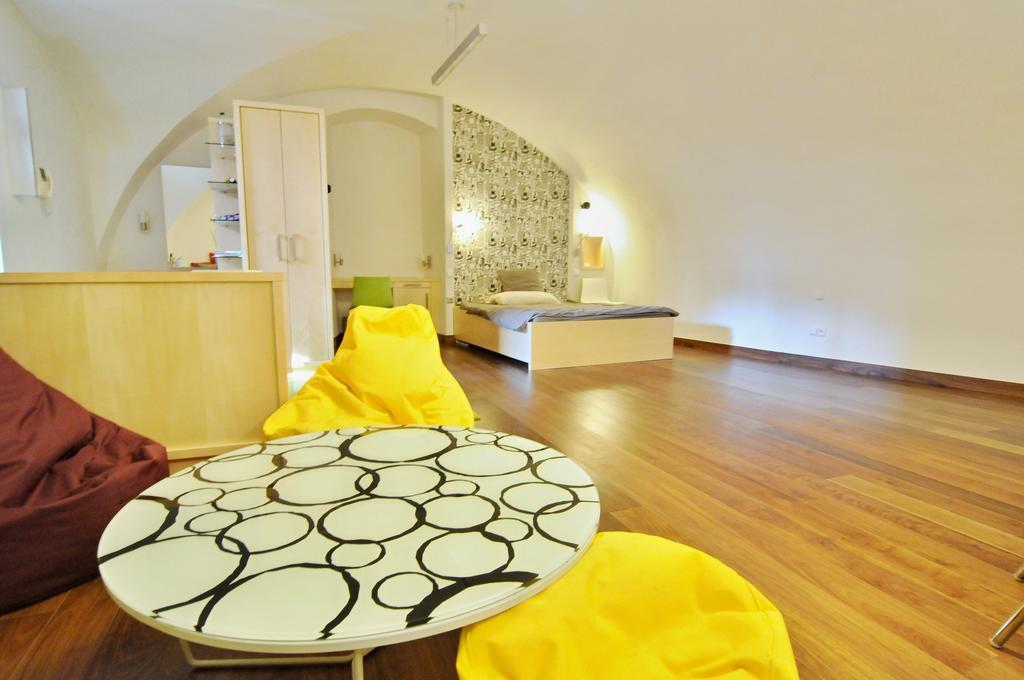 Apartment Trziste Prag Exteriör bild