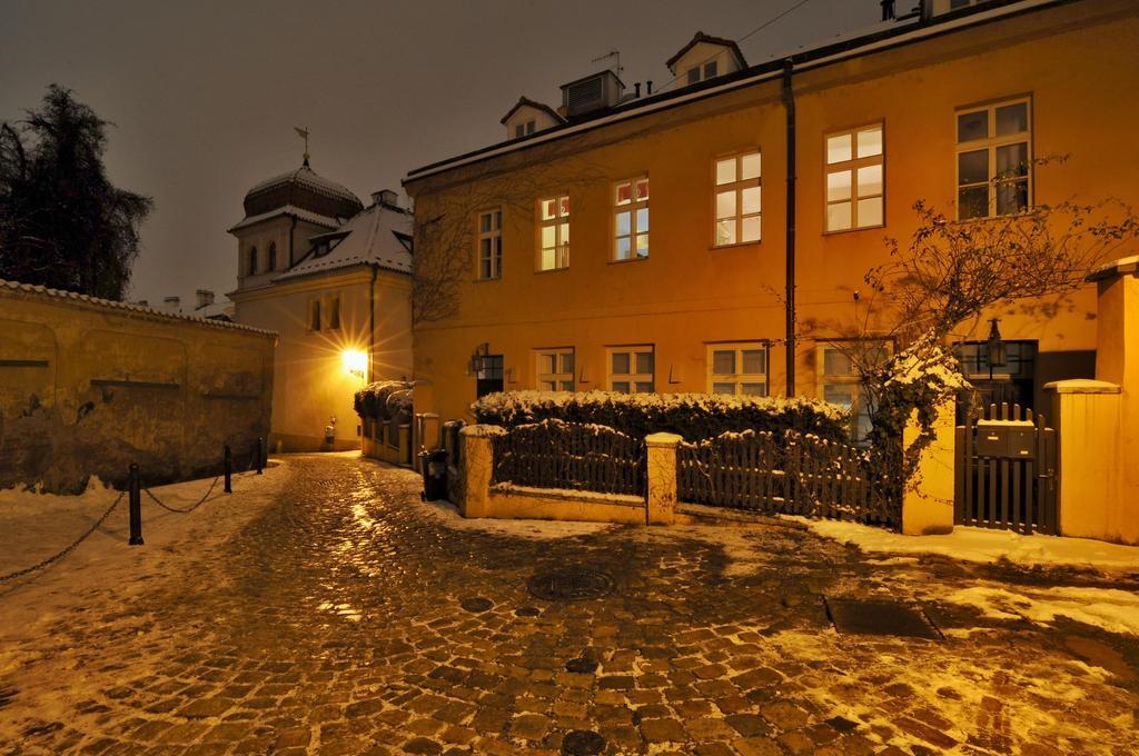 Apartment Trziste Prag Exteriör bild