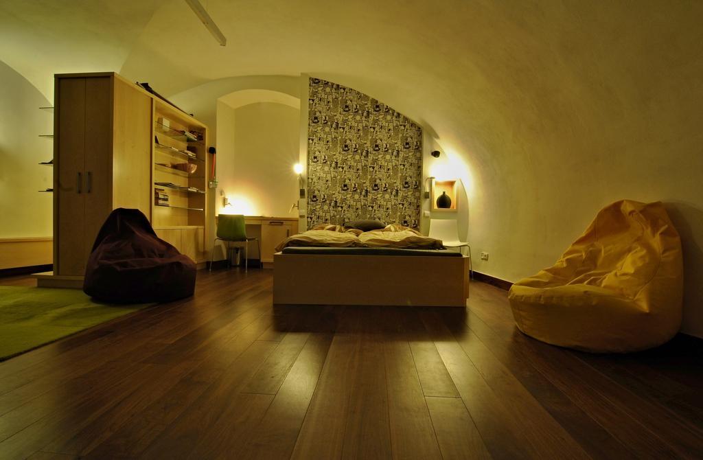 Apartment Trziste Prag Exteriör bild